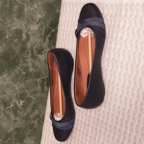 NWT & Box Eürosoft by Sofft Blue Shaina Slip On Flats Size 9 M Shoes Criss Cross - Picture 6 of 10